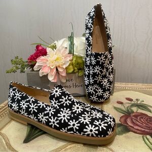 Tommy Bahama Women’s Daisy Print Loafers Shoes Made in Spain Sz 6